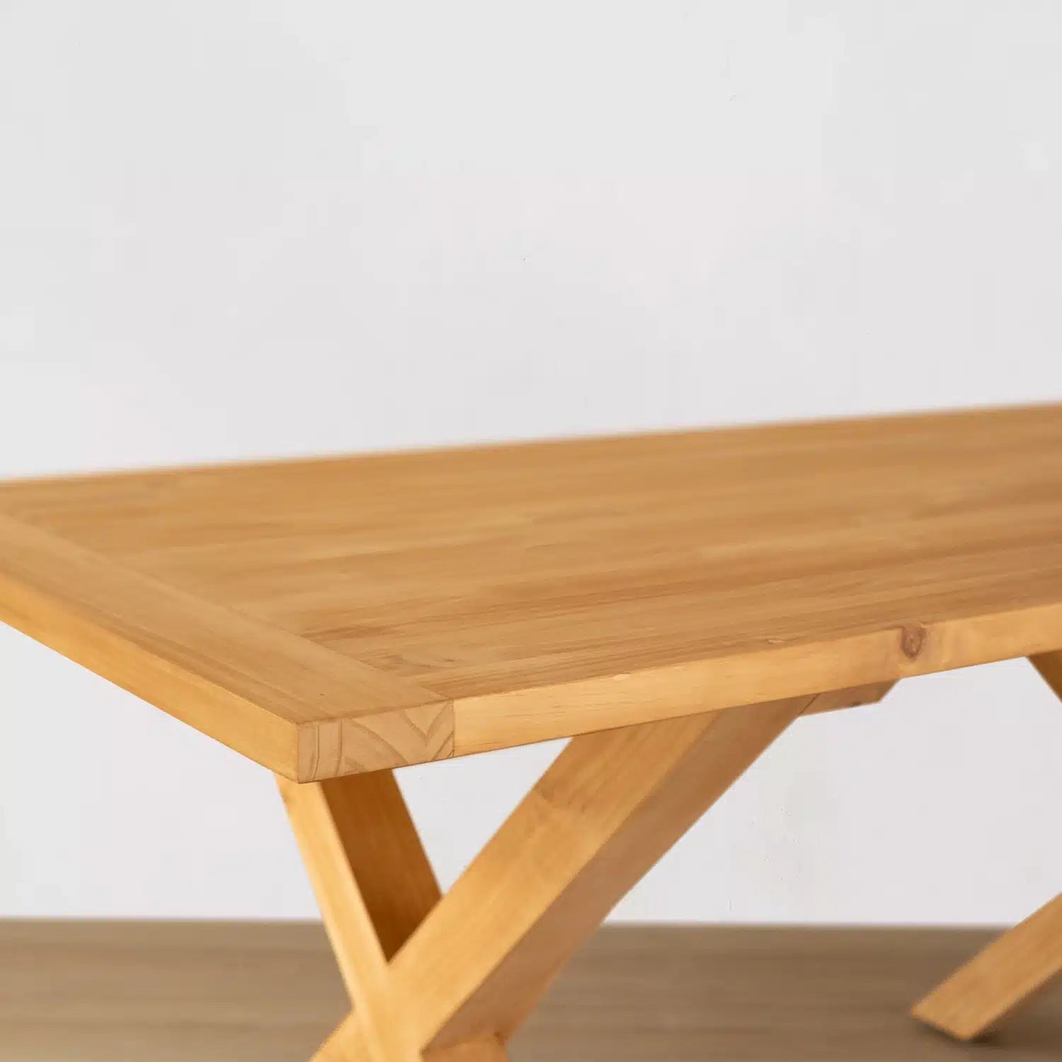 Mesa de comedor Consenza en Madera Nativa Solida hecho en Chile