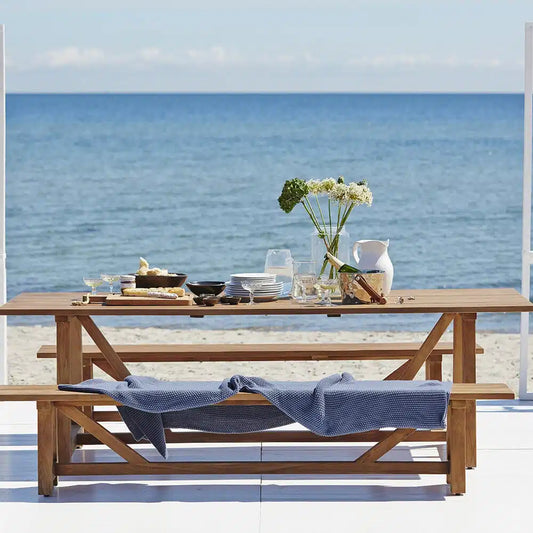 Mesa de comedor Daiano para exterior en Madera Nativa Solida hecho en Chile