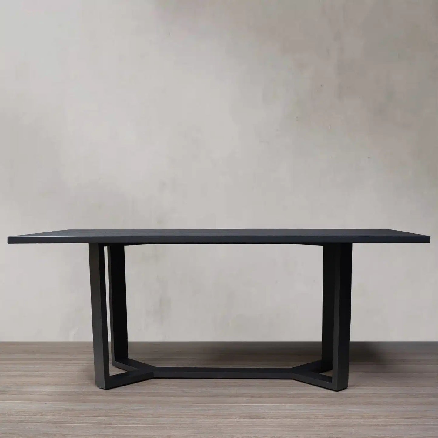 Mesa de comedor Noreglia en Madera Nativa Solida hecho en Chile