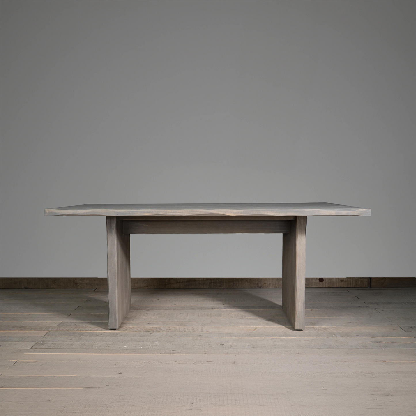 Mesa de comedor Pieranica de madera nativa solida hecha en Chile