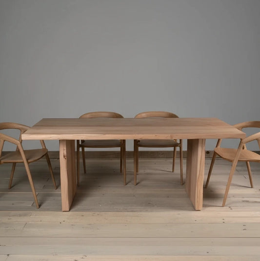 Mesa de comedor Pieranica de madera nativa solida hecha en Chile
