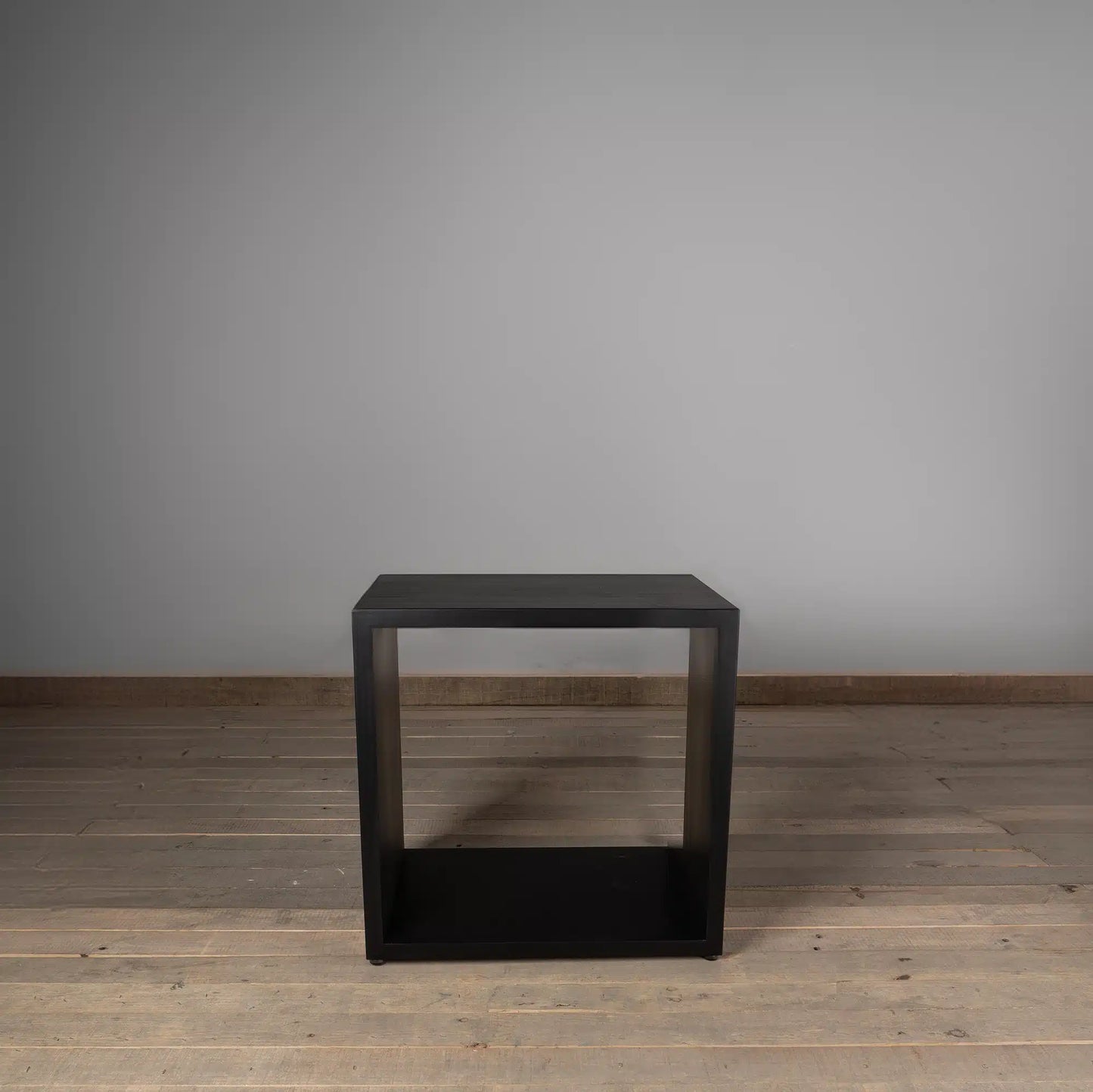 Mesa lateral Macerata en Madera Nativa Solida hecho en Chile