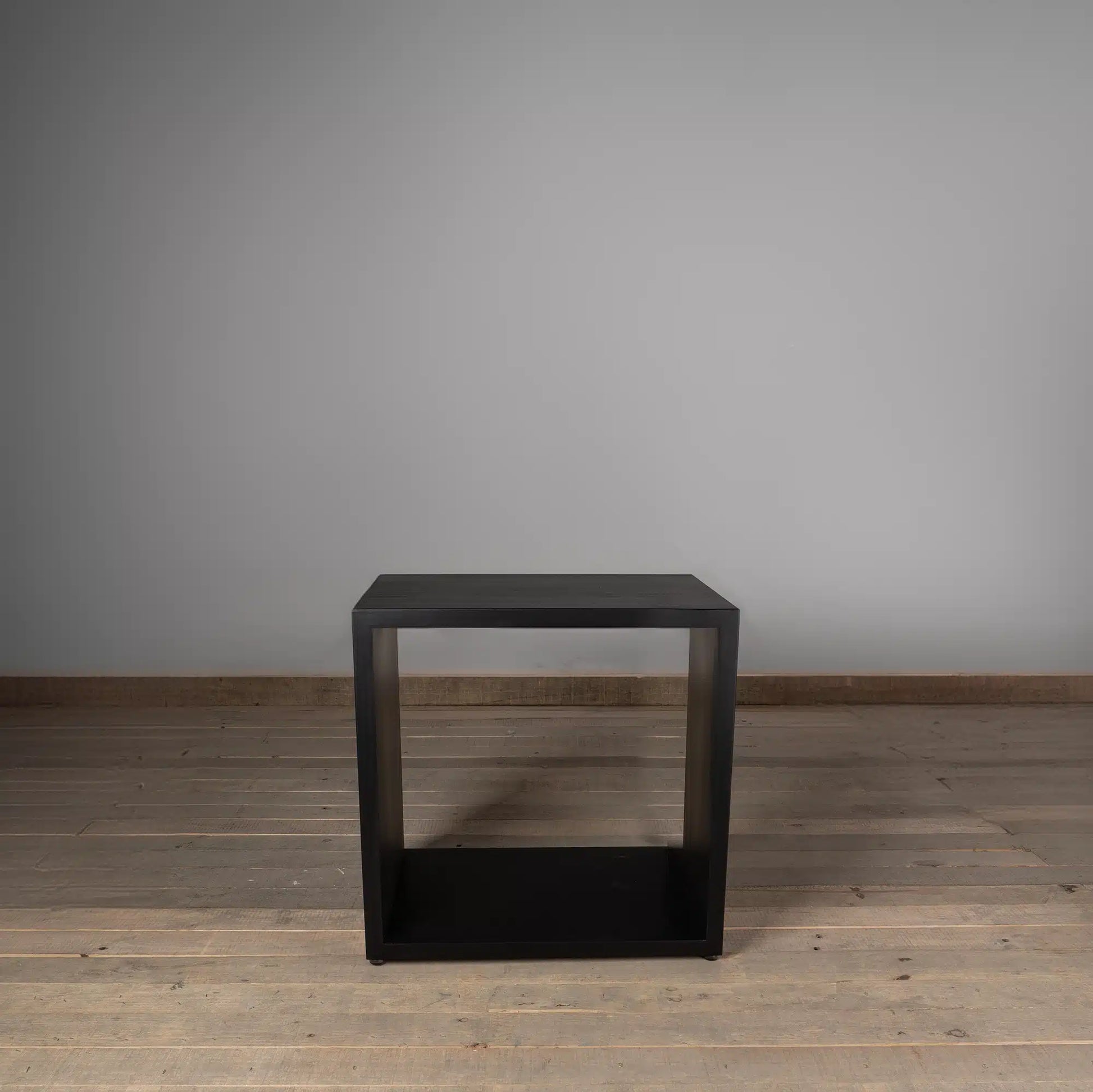 Mesa lateral Macerata en Madera Nativa Solida hecho en Chile