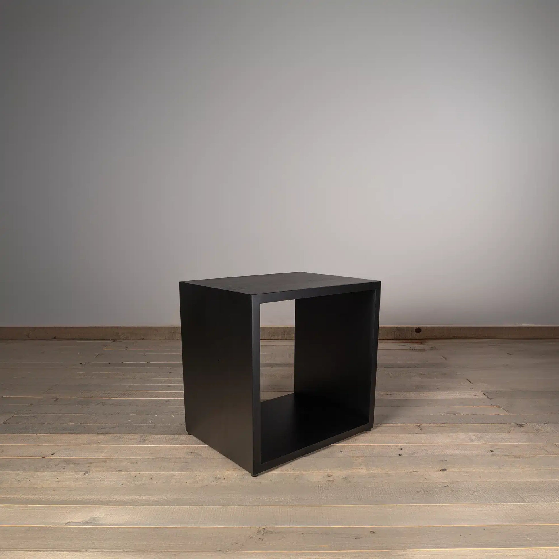 Mesa lateral Macerata en Madera Nativa Solida hecho en Chile